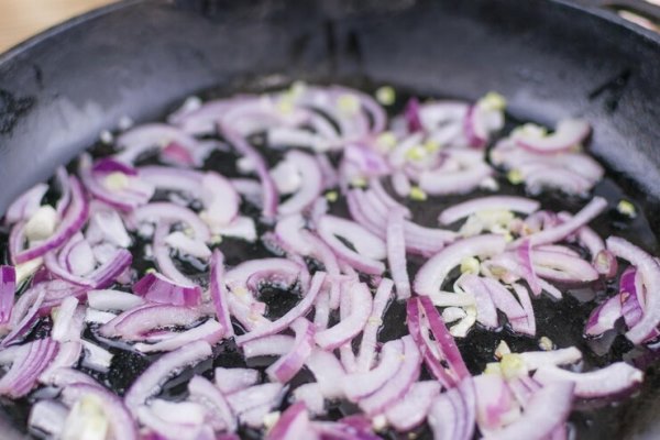 fried onions in a frying pan 209484 6465 - Подливка из кальмаров (к гарниру)