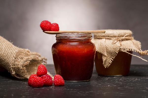 front view of raspberry jam in jars - Праздничная коврижка