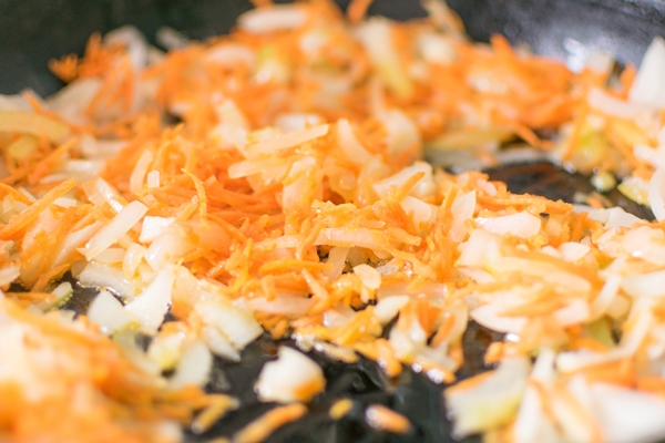 fry the onion and carrots in a frying pan - Подливка овощная постная