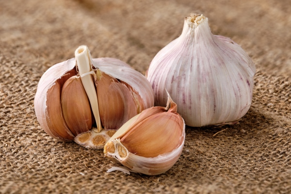 garlic bulbs with cloves on sackcloth surface - Котлеты архиерейские