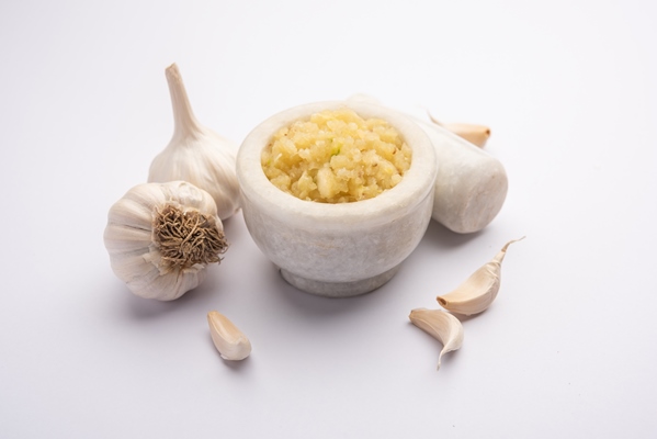 garlic paste or lahsun puree with raw whole isolated over white background selective focus 1 - Чесночный соус для картошки