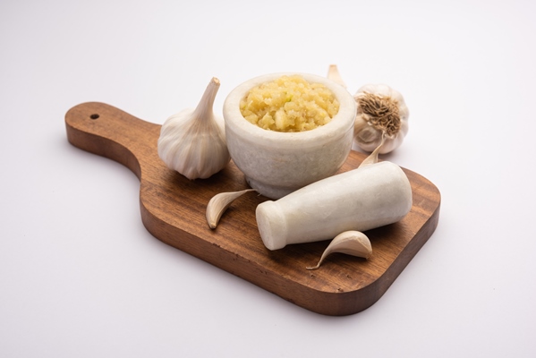 garlic paste or lahsun puree with raw whole isolated over white background selective focus - Фарш рыбный