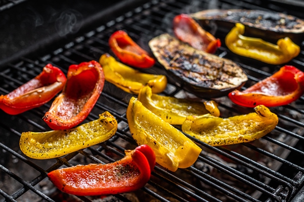 grilled vegetables on barbecue outdoor bbq grill with fire top view - Сладкий перец жареный