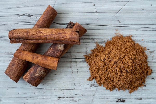ground cinnamon and cinnamon sticks cinnamomum zeylanicum - Коврижка из ржаного хлеба (без масла)