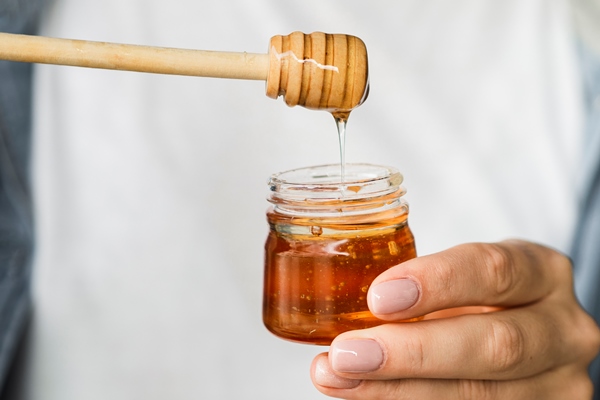 hand holding sweet honey jar - Фруктовый салат, постный стол