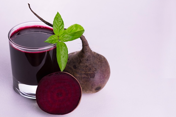 healthy beet juice with basil on a white background closeup - Напиток свекольный без сахара