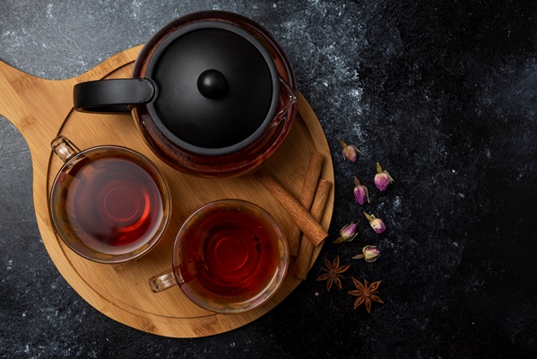 herbal winter tea in the cups with spices on a wooden board - Чай по-соловецки