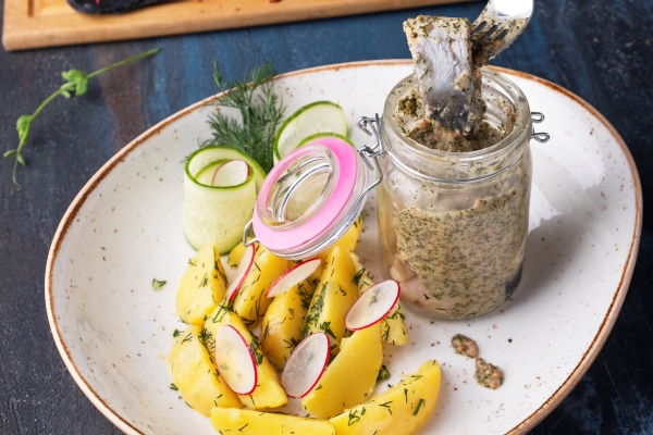 herring in a jar served with baked potatoes - Сельдь в горчичной заправке