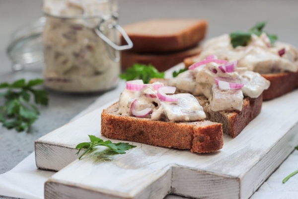 herring sandwiches with red onion apple mustard and parsley - Сельдь по-домашнему