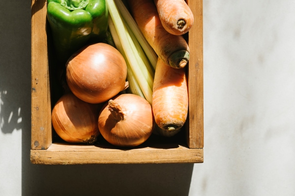 high angle view of fresh vegetables in tray - Рагу из картофеля и овощей