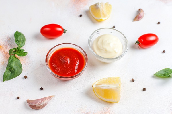 homemade ketchup mustard and mayonnaise sauce - Сныть с тушёным картофелем