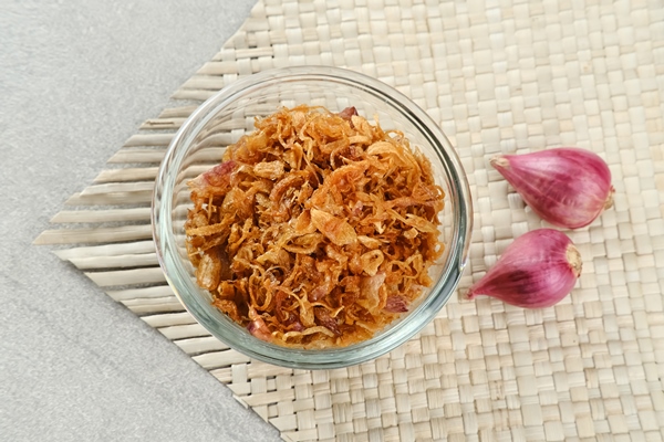 indonesian crispy deep fried shallots or onion flakes bawang goreng in small bowl selected focus - Чечевица с гренками, постный стол
