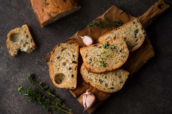 italian ciabatta bread with olives and herbs top view - Постный перекус на хлебе