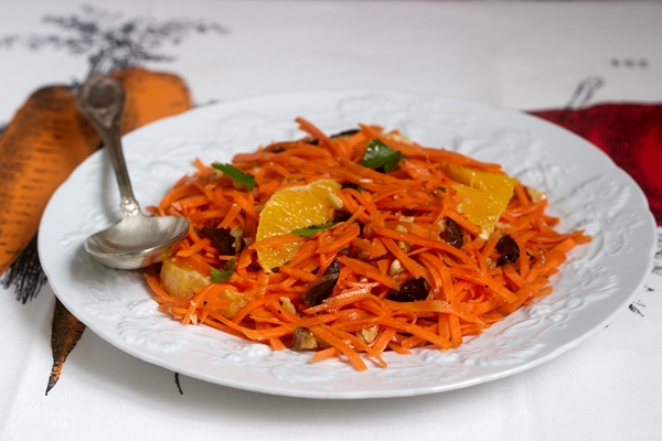 juicy vitamin carrot salad with oranges prunes and nuts rustic style - Постная тушёная морковь с черносливом и мёдом