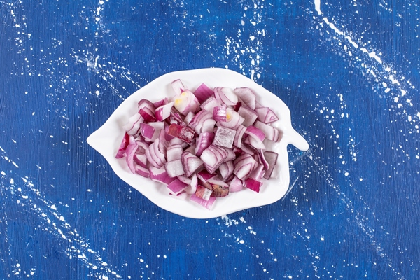 leaf shaped plate of sliced purple onions on marble table - Кислый грибной суп, постный стол
