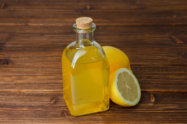 lemon juice and lemon with sliced lemon high angle view on a wooden surface copy space for - Монастырская кухня: смоленская каша с овощами, лимонный кисель