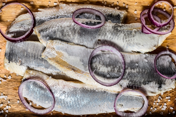 marinated herring fillet with pepper herbs and red onion - Винегрет с сельдью