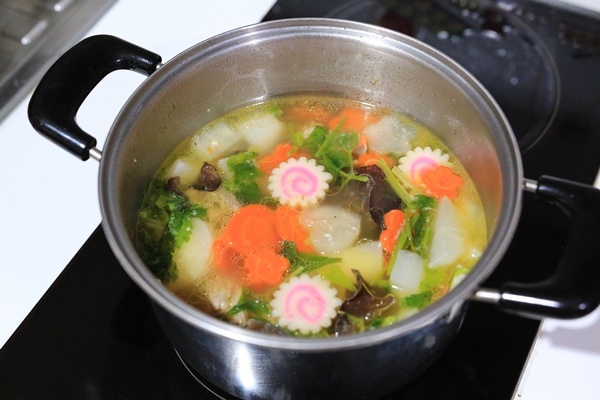 meat and vegetables soup with parsley in hot pot - Щука разварная под соусом с картофелем