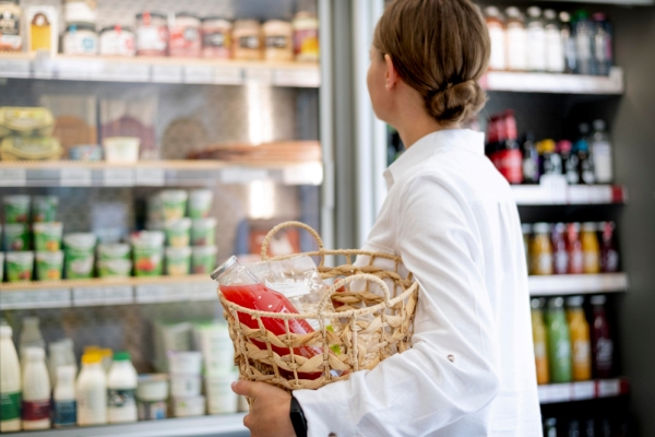 medium shot woman shopping with basket - Домашний творожный десерт с ягодами