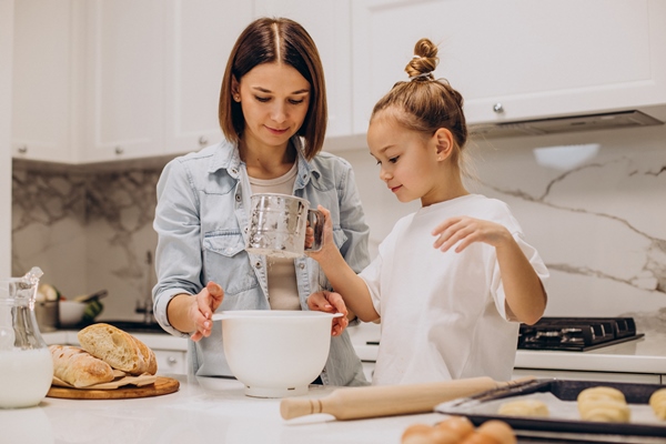 mother with daughter preparing dough for baking 1 - Пирог сладкий с черносливом