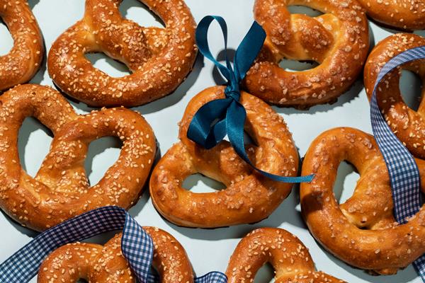 oktoberfest assortment with delicious pretzel - Крендели постные