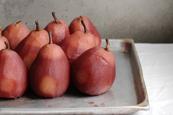 pears cooked in red wine on gray textured background - Груши и яблоки в сиропе