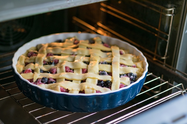 pie with fresh raspberries and black currant in the oven - Правила приготовления постного пирога
