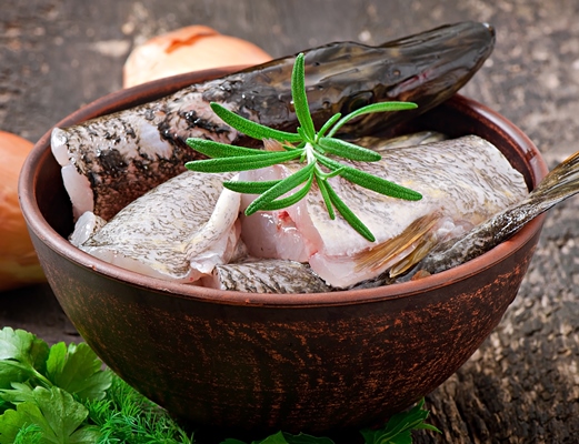 piece of fresh raw fish in bowl - Постная щука, маринованная по-монастырски
