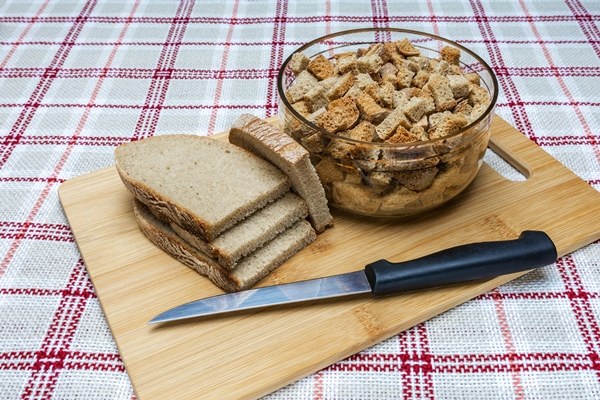 pieces of bread for making crackers are on the cutting board - Муромский квас