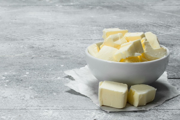 pieces of butter in the bowl - Горячий сэндвич с сыром и зеленью