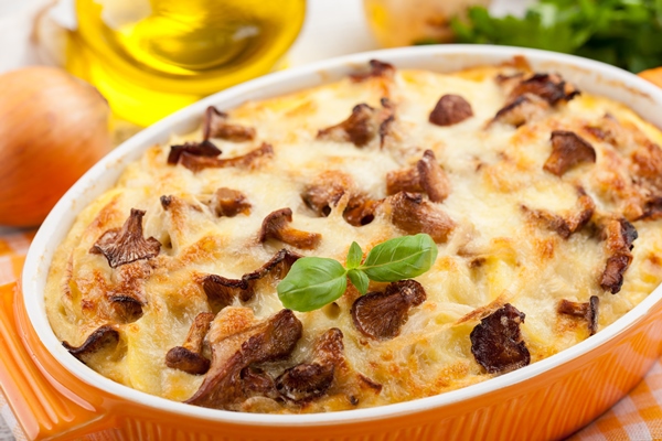 potato casserole with chanterelle mushrooms and cheese close up - Постная картофельно-грибная запеканка с креветками