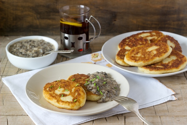 potato cutlets or pancakes with mushroom sauce and green onions rustic style - Постные картофельные котлеты