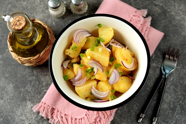 potato salad with red and green onions - Картофельный салат с репчатым луком