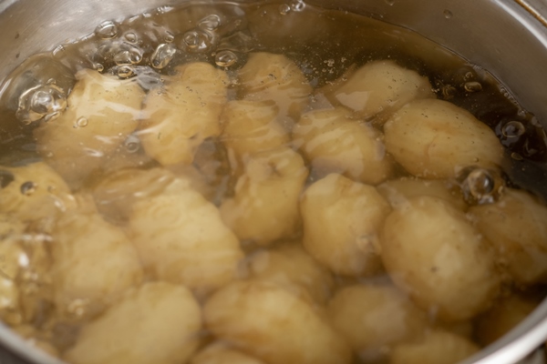 potatoes boiling in a saucepan cooking young potatoes - Картофель отварной с постным маслом и чесноком