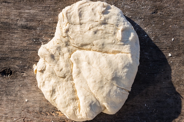 raw fresh yeast dough for baking on rustic wooden table top view - Постное тесто на дрожжах, жаренное в масле