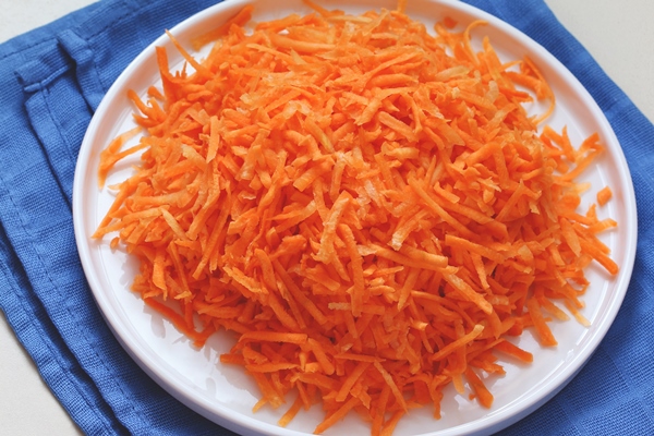 raw grated carrots on a plate fresh vegetable - Салат из квашеной капусты с чёрной редькой