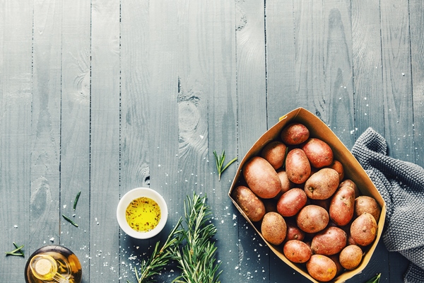 raw organic potatoes with spices on wooden table copyspace - Постная картофельно-грибная запеканка с креветками