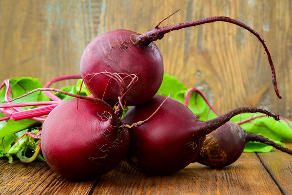 raw red beets on wooden background - Икра из свёклы и баклажанов