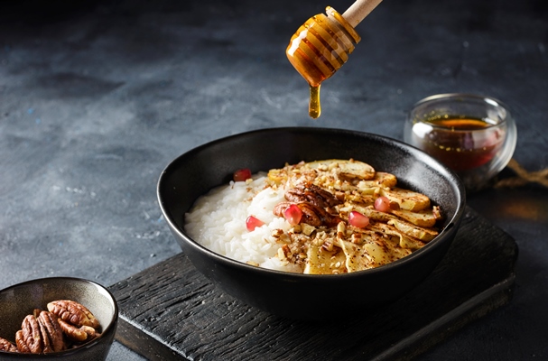 rice porridge with nuts and honey - Рисовая каша на воде