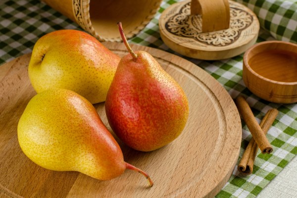 ripe organic pears on the kitchen boardhoney cinnamon birch bark basket - Маседуан из груш