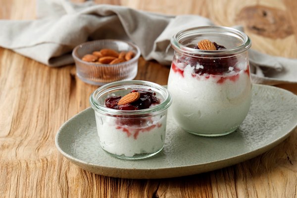 risalamande danish dessert rice pudding with vanilla almonds and whipped cream served with warm cherry sauce - Рис с клюквенным морсом