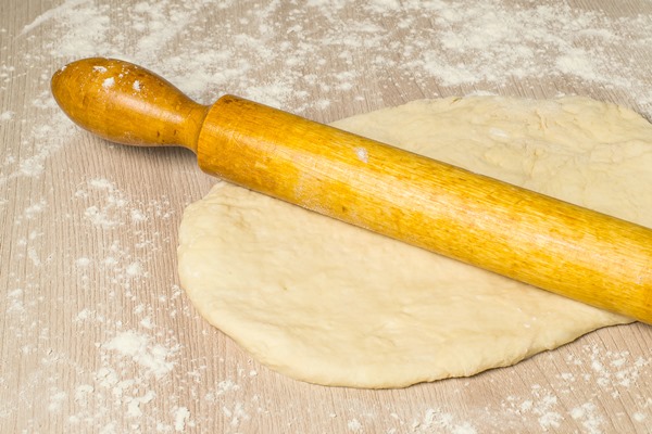 rolled yeast dough and rolling pin - Пирог со свежей капустой