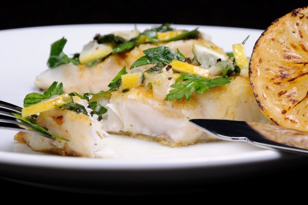 slice of baked fish perch with herbs and lemon slices - Судак с гренками и картофелем