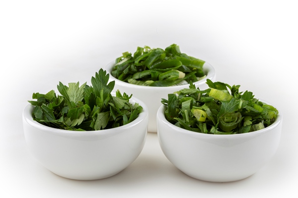 sliced cilantro chives and parsley in ramekin - Пирог с рисом и рыбой