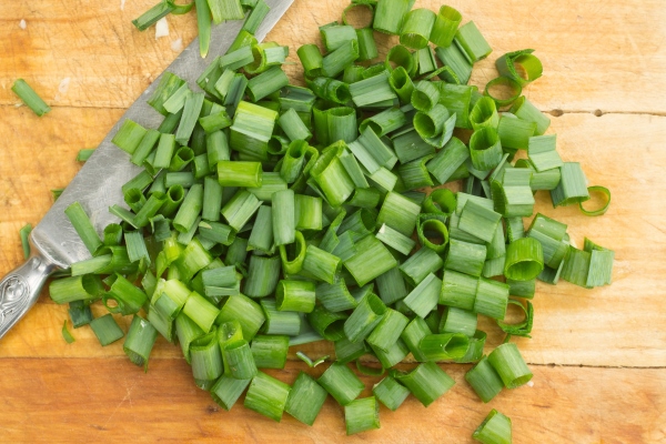 sliced green onion on the kitchen board - Постные рыбно-овощные котлеты