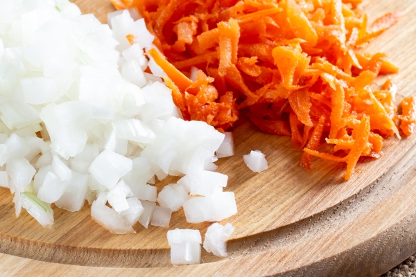 sliced onions and carrots on a cutting board for making lentil soup step by step - Кальмары тушёные, постный стол