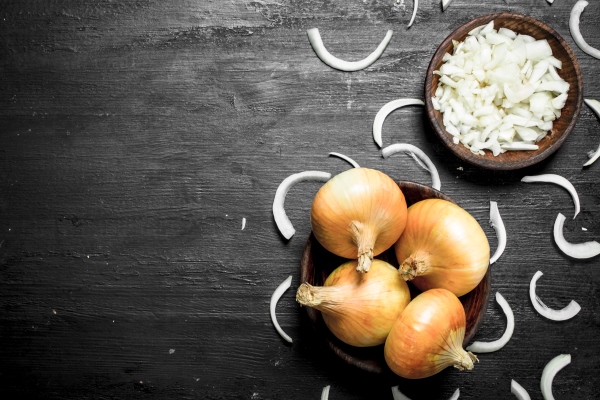 sliced onions in a wooden bowl on the black chalkboard - Картофель с грибами, постный стол