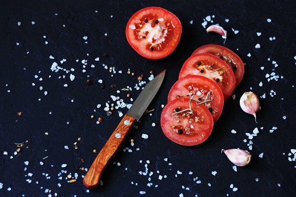 sliced red tomatoes with salt and garlic - Постная запеканка с картошкой и грибами