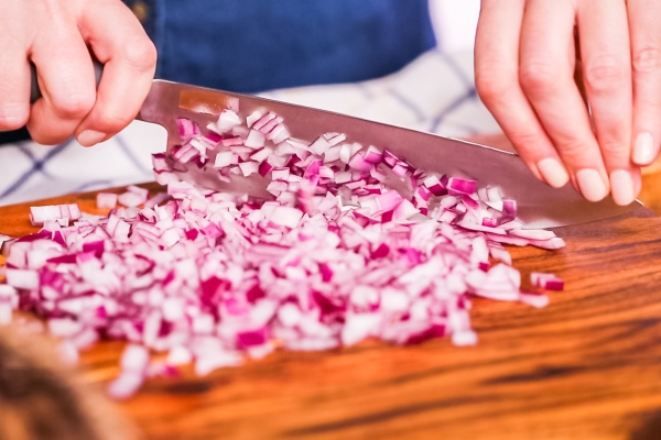 step by step slicing purple onion on a wood cutting board - Чечевица с морковью, постный стол