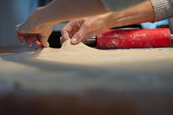 stretching homemade pastry dough - Пирог с салакой и картофелем